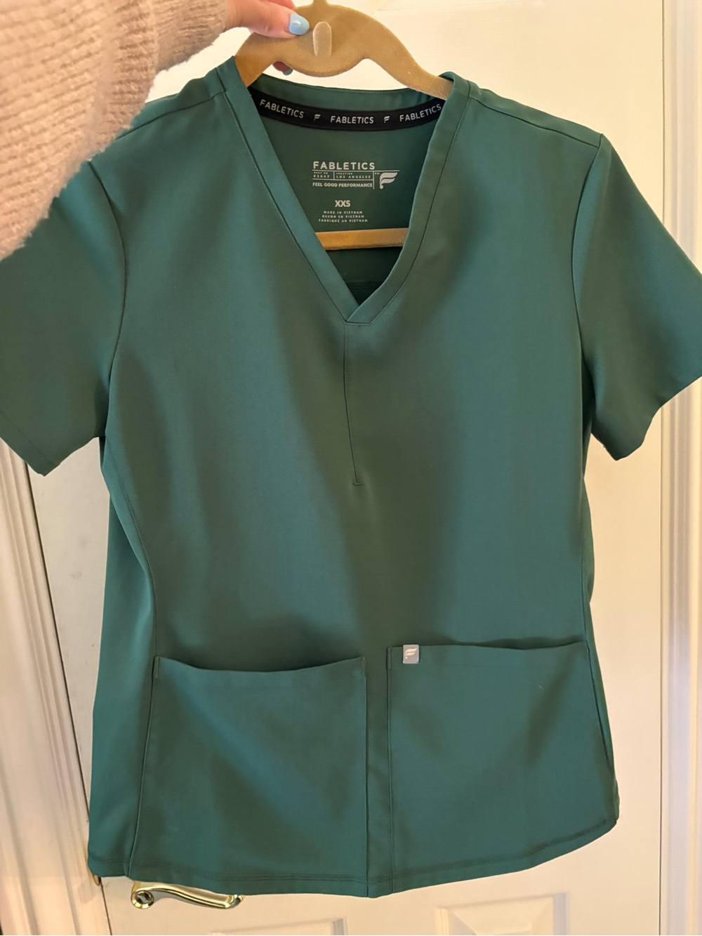 Fabletics Women's Green Scrub set (XXS top // XXS jogger bottoms)